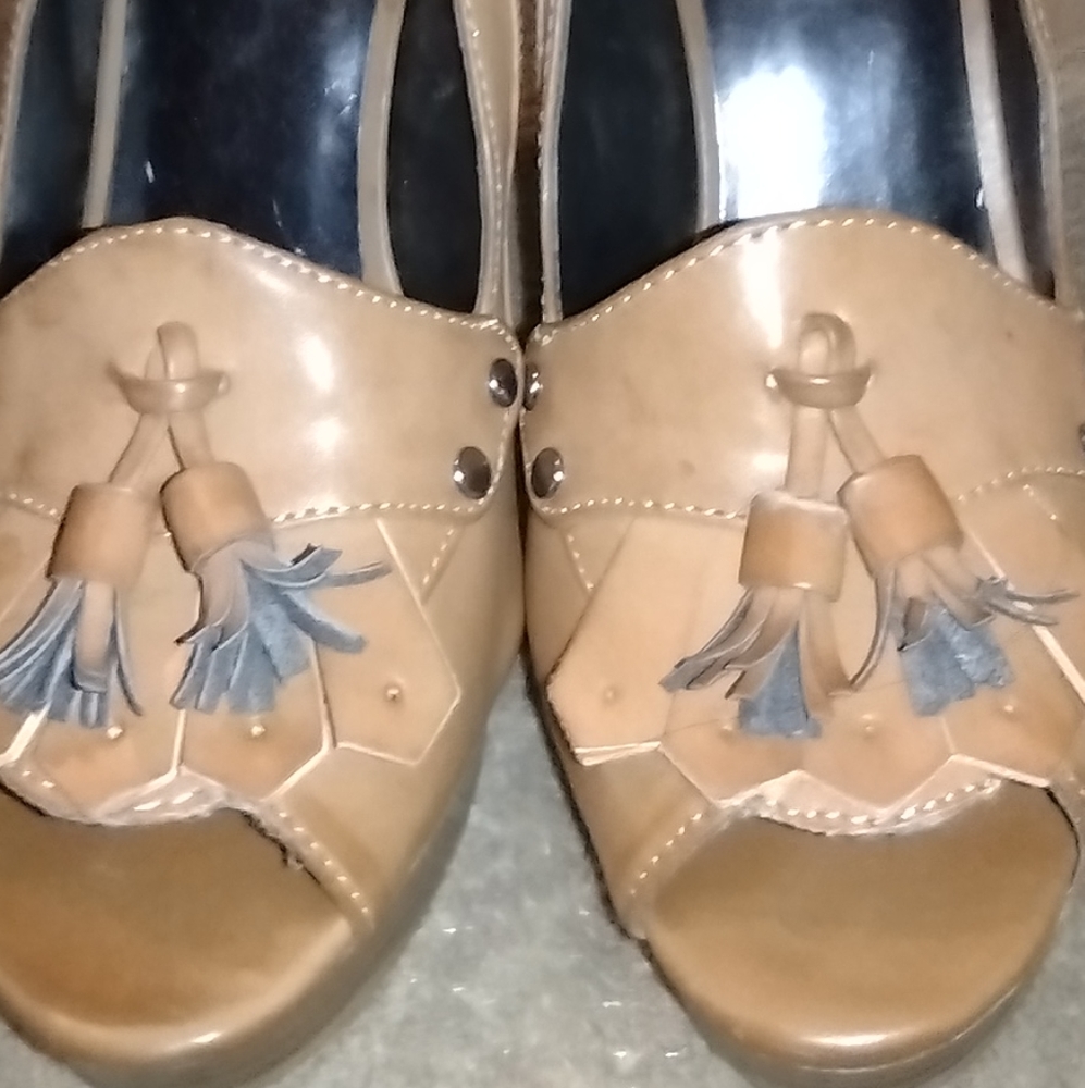 Simply Vera Vera Wang peep toe heels with tassle.